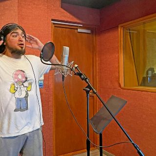 Carlos Ballarta se divierte en la comedia canina: "Strays"