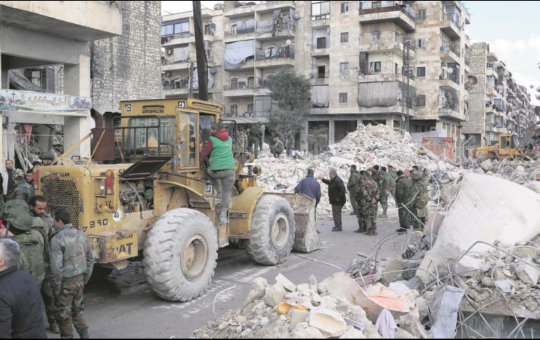 Autoridades utilizan maquinaria pesada para abrirse paso entre los escombros y llevar el auxilio a más personas. EFE