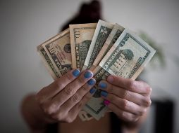 El peso mexicano terminó ayer en 17.01 unidades por dólar y significó una apreciación de 0.7%, siendo la moneda con mejor desempeño de la jornada. EFE / ARCHIVO