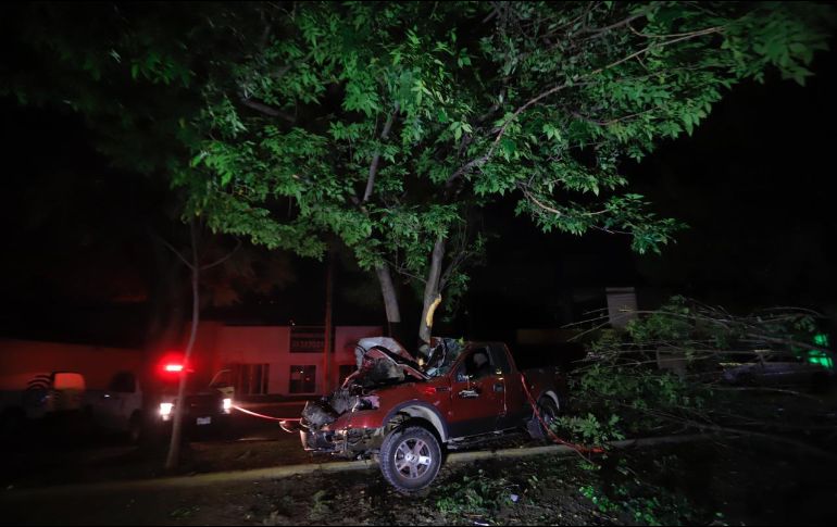 El accidente se registró esta madrugada en el cruce de Manuel Acuña y Juan Palomar y Arias. ESPECIAL/Bomberos de Guadalajara