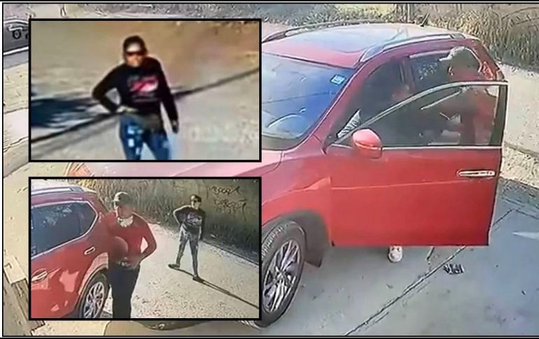 Aunque la víctima toca en repetidas ocasiones el timbre del domicilio donde está estacionado, los delincuentes alcanzan a huir. ESPECIAL/CAPTURA DE VIDEO