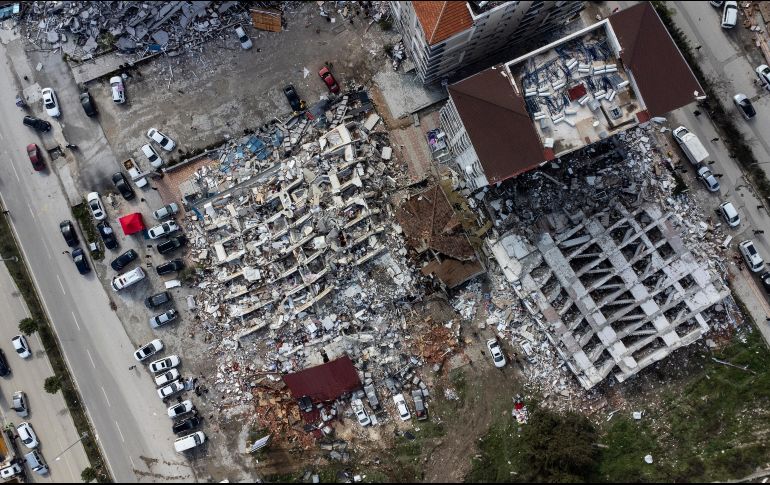 Las malas condiciones meteorológicas y las réplicas sísmicas hacen que las organizaciones humanitarias y los equipos de rescate vean su trabajo interrumpido. EFE/E. Sahin