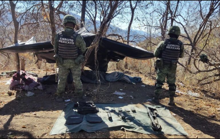 Soldados aseguraron un fusil calibre 5.56 x 45 milímetros, cinco cargadores, 107 cartuchos útiles y dos granadas de fabricación casera. ESPECIAL