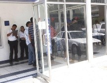 Policías implementaron un operativo de búsqueda en las inmediaciones del banco. EL INFORMADOR/ARCHIVO