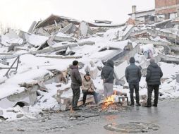 La nieve y el frío intenso disminuyen las probabilidades de supervivencia de las personas atrapadas. XINHUA