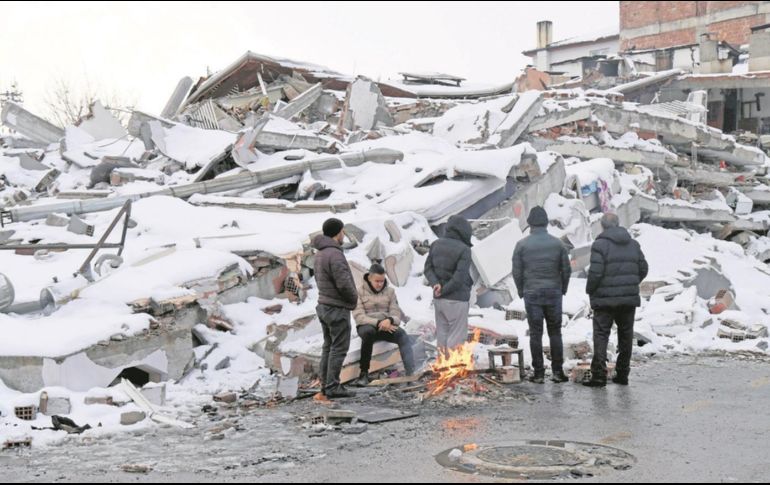 La nieve y el frío intenso disminuyen las probabilidades de supervivencia de las personas atrapadas. XINHUA