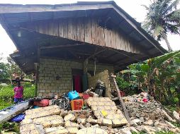 Viviendas, edificios e instalaciones médicas también sufrieron daños tras el temblor. AP
