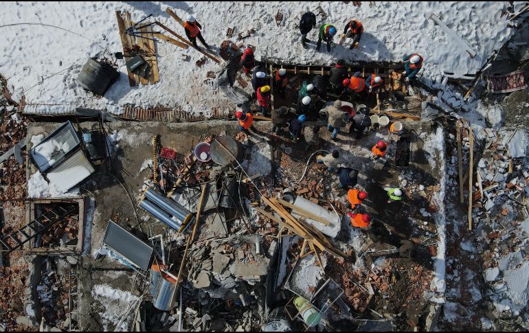 Vista aérea de rescatistas buscando sobrevivientes entre los escombros de un edificio destruido en el distrito de Besni, en la provincia de Adiyaman, Turquía. XINHUA/M. Kaya