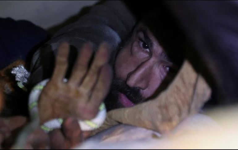 Abdulalim Muaini fue rescatado debajo de los escombros en Hatay, Turquía. UMIT BEKTAS / REUTERS