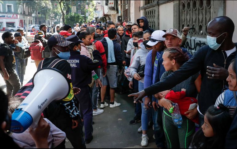 Decenas de personas provenientes de países como Haití, Venezuela, Cuba y Honduras hacen fila afuera de la Comar para poder iniciar sus trámites migratorios y regularizar su estadía en México. SUN/D. Sánchez