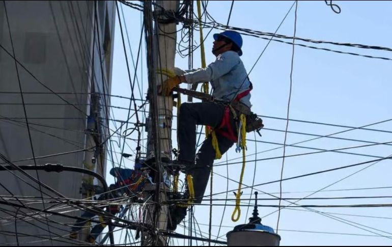 En un video se observa a los supuestos trabajadores extorsionar a una mujer mayor. SUN