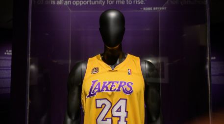 La casa de subastas Sotheby's vendió este jueves la casaca del memorable Kobe Bryant. AFP/