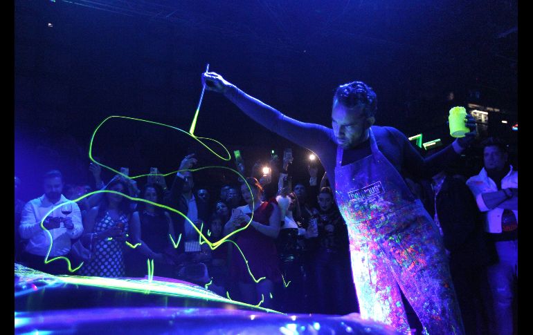 El artista intervino un automóvil de lujo enmarcada la actividad por una atmósfera en destellos neón que provenían de la obra expuesta y además con música de DJ de fondo. EL INFORMADOR / A. Camacho