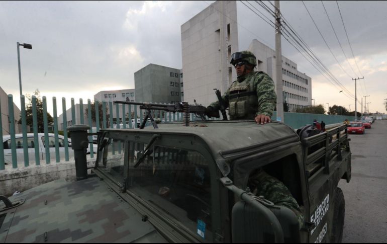 Militares resguardan el Centro Médico Adolfo López Mateos, del Instituto de Salud del Estado de México. SUN