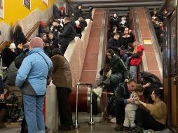 Habitantes de Kiev se refugian en una estación del tren subterráneo. AP/E. Lukatsky