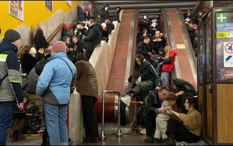 Habitantes de Kiev se refugian en una estación del tren subterráneo. AP/E. Lukatsky