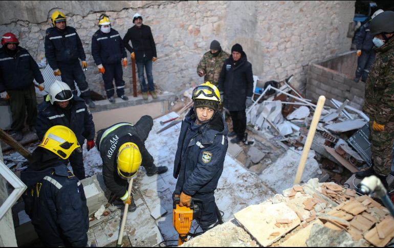 El paso de las horas y las bajas temperaturas dificultan los trabajos de los rescates. EFE