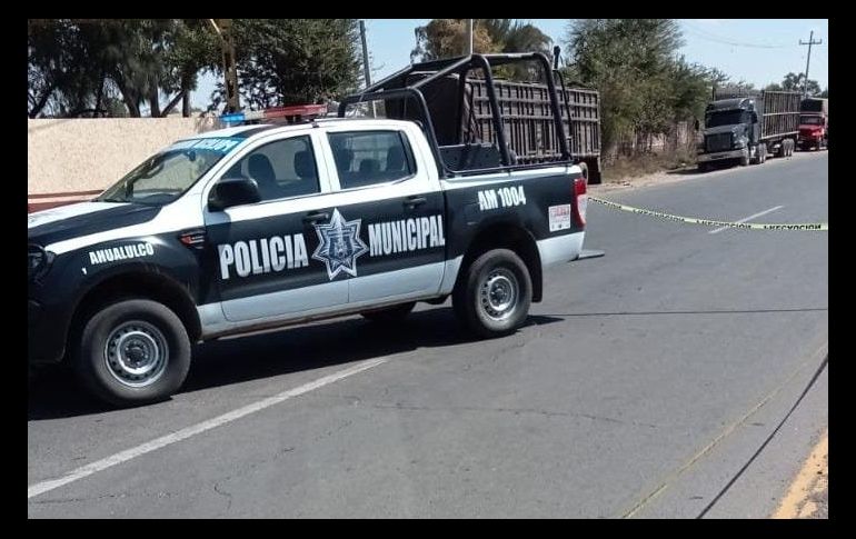 Al lugar acudieron policías municipales quienes encontraron a un joven de aproximadamente 27 años tirado en la carretera. CORTESÍA