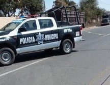 Al lugar acudieron policías municipales quienes encontraron a un joven de aproximadamente 27 años tirado en la carretera. CORTESÍA
