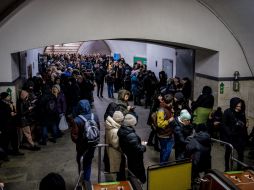 En Kiev, ante el estruendo de las alarmas antiaéreas, los habitantes se refugiaron en el metro de la capital. AFP