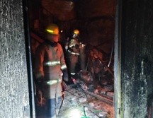 En viviendas vecinas los rescatistas revisaron que no hubiera daño estructural o algún otro riesgo. CORTESÍA /  Bomberos Zapopan