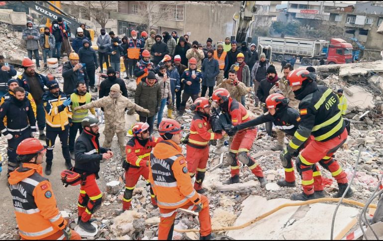 Rescatistas trabajan sin descanso para ayudar a las personas atrapadas, antes de que sea demasiado tarde. EFE