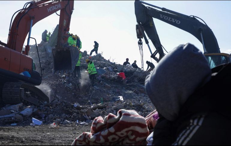 El frío gélido en la zona dificulta los rescates y redobla el castigo sobre una población desesperada. AFP / Z. Al Rifai