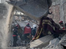Brigadistas siguen rescatando sobrevivientes de entre los escombros. AFP