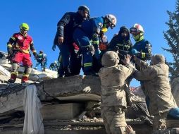 Equipo mexicano (de uniforme azul) rescató a una niña de 8 años. ESPECIAL