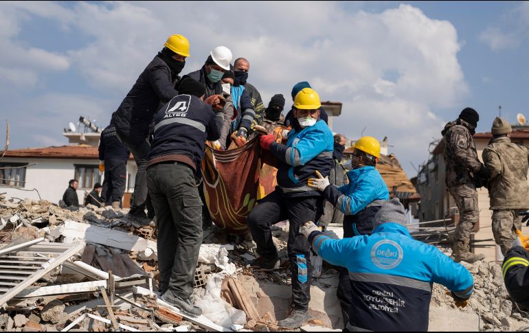 El rescate de supervivientes avanza en medio de incertidumbre y bajas temperaturas. AP/P. Giannakouris