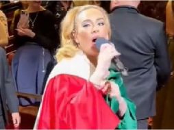 La interprete ha sido aplaudido por sus fans en redes, no queda muy clara la causa de la que saliera al escenario haciendo este gesto o si una o un mexicano le que acudió a su concierto se la entregó. ESPECIAL