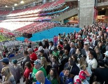 Aficionados de ambos equipos poco a poco ingresan al estadio. EL INFORMADOR/Patricia Gallardo