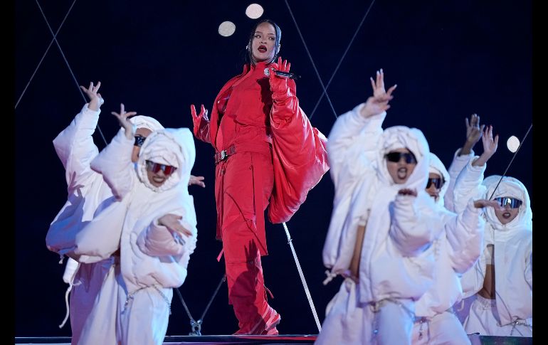 La cantante lució un atuendo rojo de corte deportivo y un top de textura plastificada, lucía un vientre abultado, ha trascendido que está embarazada de nueva cuenta. AP / B. Anderson