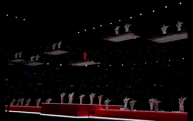 Su cuerpo de bailarines lució un atuendo similar en tono blanco y su banda musical vistió de negro, la apuesta visual también se rigió por los mismos colores AP / B. Anderson