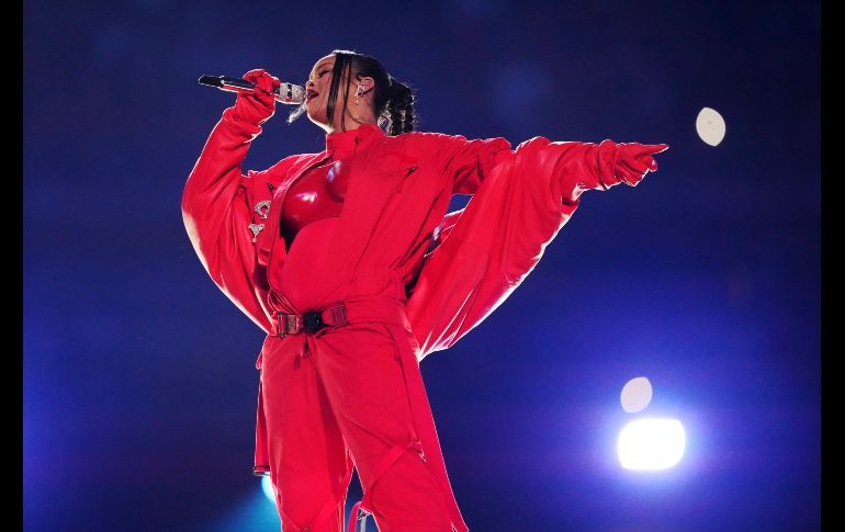 La cantante lució un atuendo rojo de corte deportivo y un top de textura plastificada, lucía un vientre abultado, ha trascendido que está embarazada de nueva cuenta. AP / M. Slocum