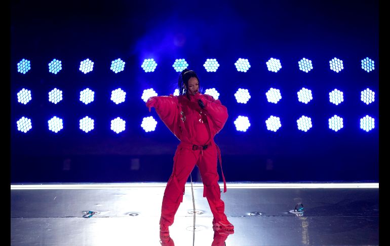 La cantante lució un atuendo rojo de corte deportivo y un top de textura plastificada, lucía un vientre abultado, ha trascendido que está embarazada de nueva cuenta. AP / C. Riedel