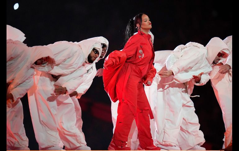 Su cuerpo de bailarines lució un atuendo similar en tono blanco y su banda musical vistió de negro, la apuesta visual también se rigió por los mismos colores. AP / A. Landis
