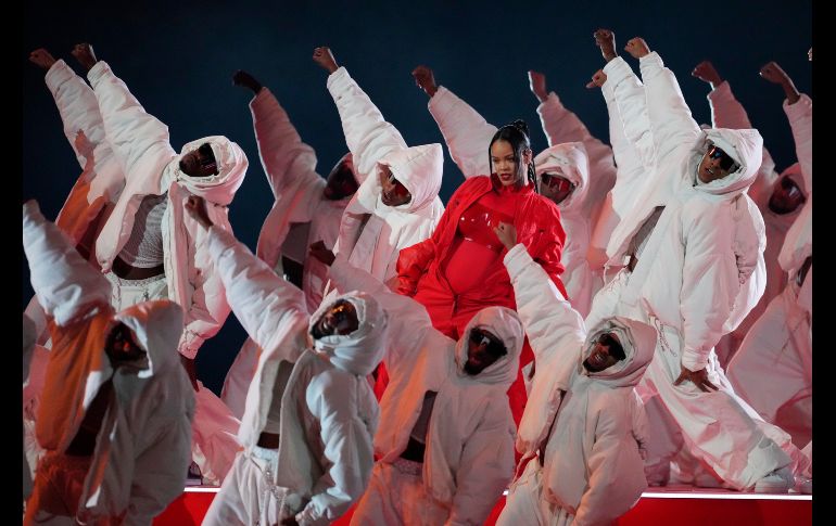 Su cuerpo de bailarines lució un atuendo similar en tono blanco y su banda musical vistió de negro, la apuesta visual también se rigió por los mismos colores. AP / R. Franklin