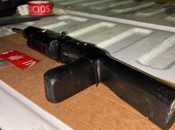 Policías tapatíos aseguraron un arma de fuego hechiza y dos tiros útiles, aparentemente calibre .22. ESPECIAL/Policía de Guadalajara