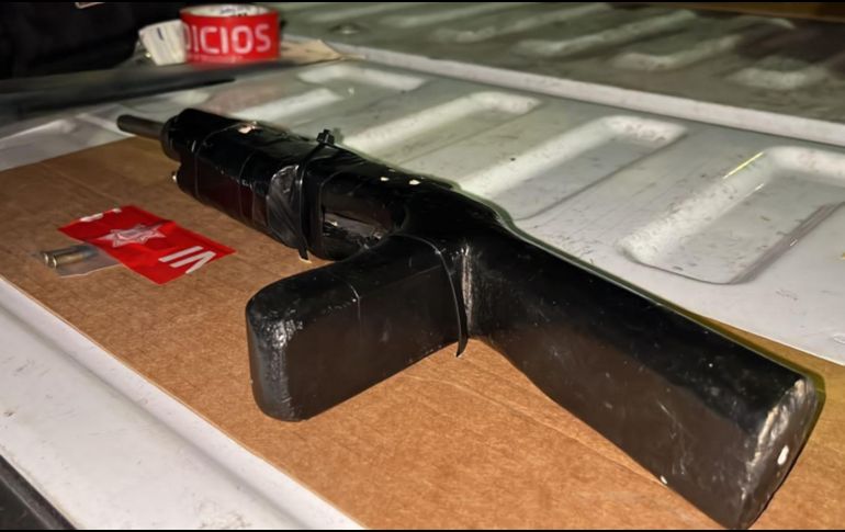 Policías tapatíos aseguraron un arma de fuego hechiza y dos tiros útiles, aparentemente calibre .22. ESPECIAL/Policía de Guadalajara