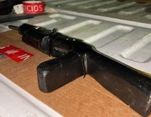 Policías tapatíos aseguraron un arma de fuego hechiza y dos tiros útiles, aparentemente calibre .22. ESPECIAL/Policía de Guadalajara