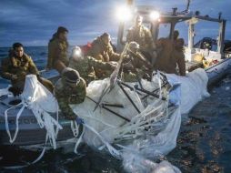 Barcos y buzos estadounidenses siguen buscando restos del globo derribado frente a la costa de Carolina del Sur. GETTY IMAGES