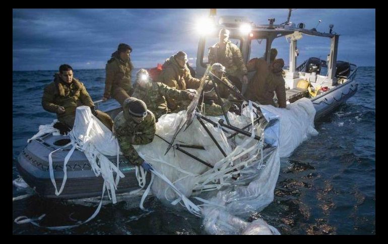 Barcos y buzos estadounidenses siguen buscando restos del globo derribado frente a la costa de Carolina del Sur. GETTY IMAGES