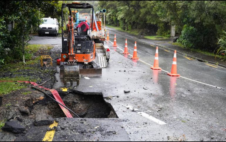 Las lluvias han dejado deslaves en carreteras. AFP