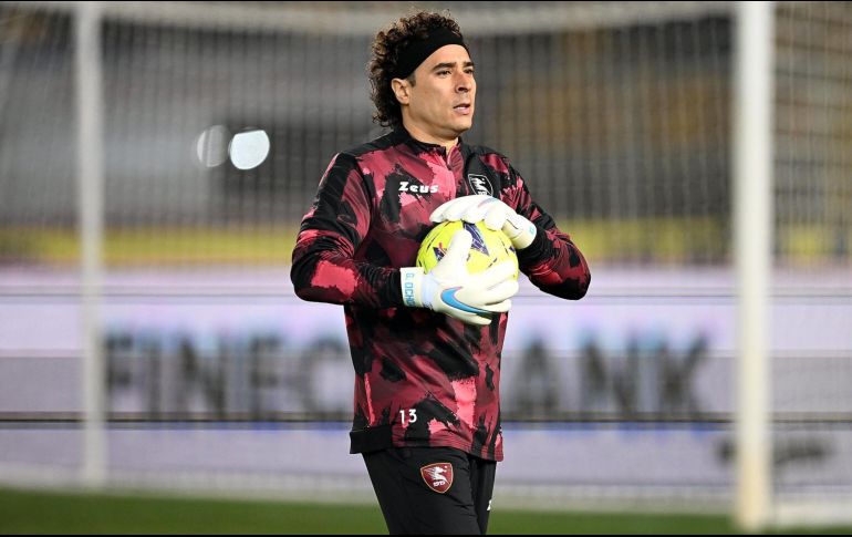 Guillermo Ochoa ha sido blanco de críticas por el número de goles recibidos. ESPECIAL/@Salernitana
