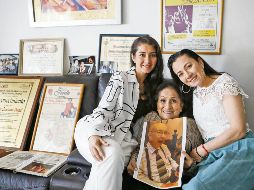 Tere de Zambrano (al centro), rodeada, a la izquierda, por su nieta Michelle y a la derecha, por su hija Adriana. EL INFORMADOR/ C. Zepeda