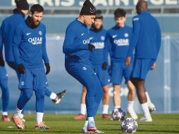 Lionel Messi (izq.) y Kylian Mbappé estarían recibiendo minutos hoy, al volver de sus lesiones. AFP/F.Fife