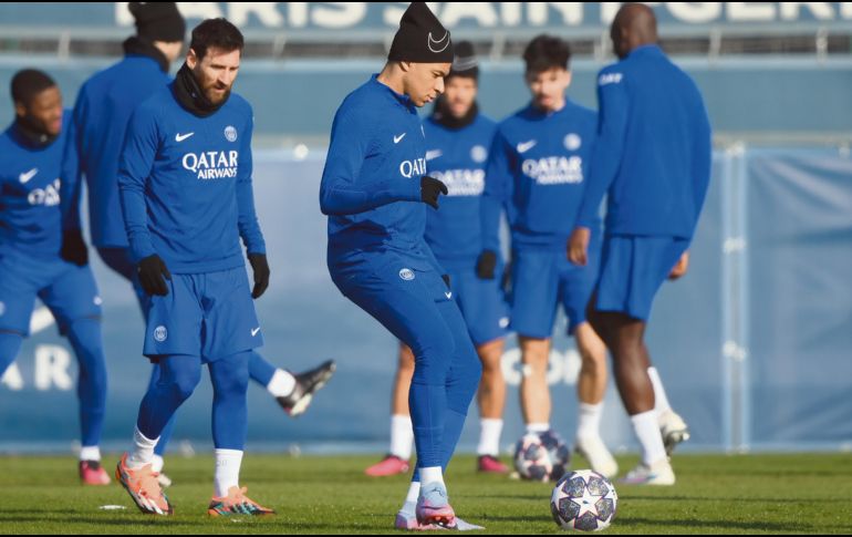 Lionel Messi (izq.) y Kylian Mbappé estarían recibiendo minutos hoy, al volver de sus lesiones. AFP/F.Fife