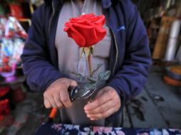 Pese a las movilizaciones contra San Valentín, un año más, la jornada se resiste a morir y numerosos comercios en la capital del país asiático vendían globos en forma de corazón, osos de peluche y rosas. EFE / A. Arbab