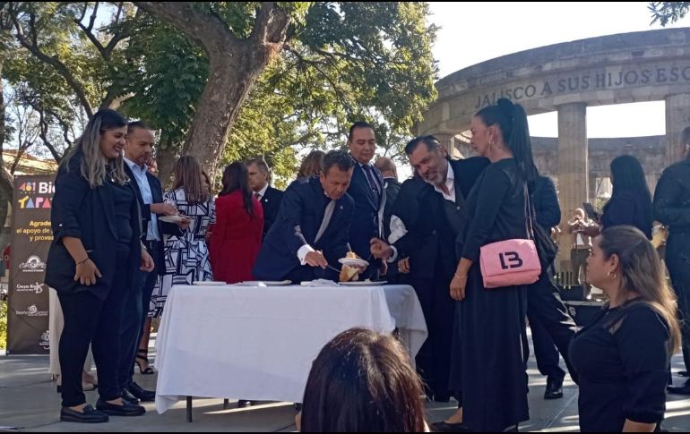 Esta mañana, en la Rotonda de los Jaliscienses Ilustres, el presidente municipal Pablo Lemus, encabeza las actividades por el aniversario de la fundación de la capital de Jalisco. EL INFORMADOR / I. Martínez